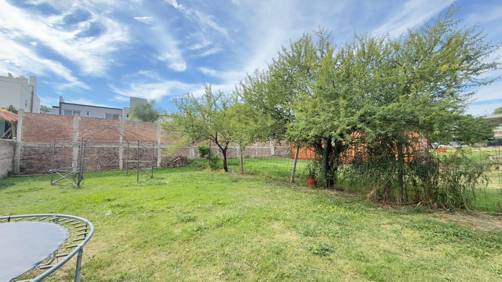 EN VENTA CASA DE 2 HABITACIONES - ZONA BARRIO LOMAS DEL GOLF