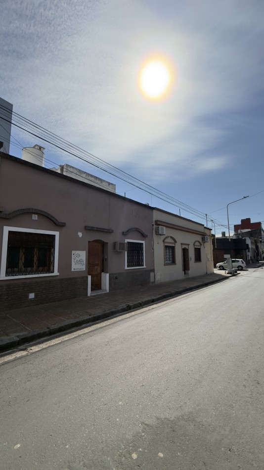 EN VENTA HERMOSA CASA - ZONA CENTRO/PARQUE URQUIZA 