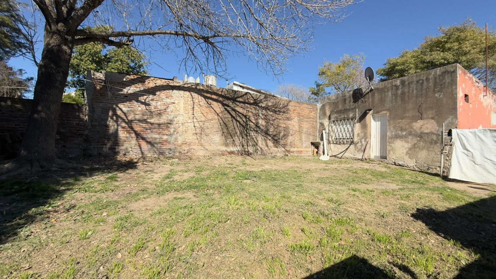 EN VENTA CASA A REFACCIONAR - EXCELENTE UBICACION