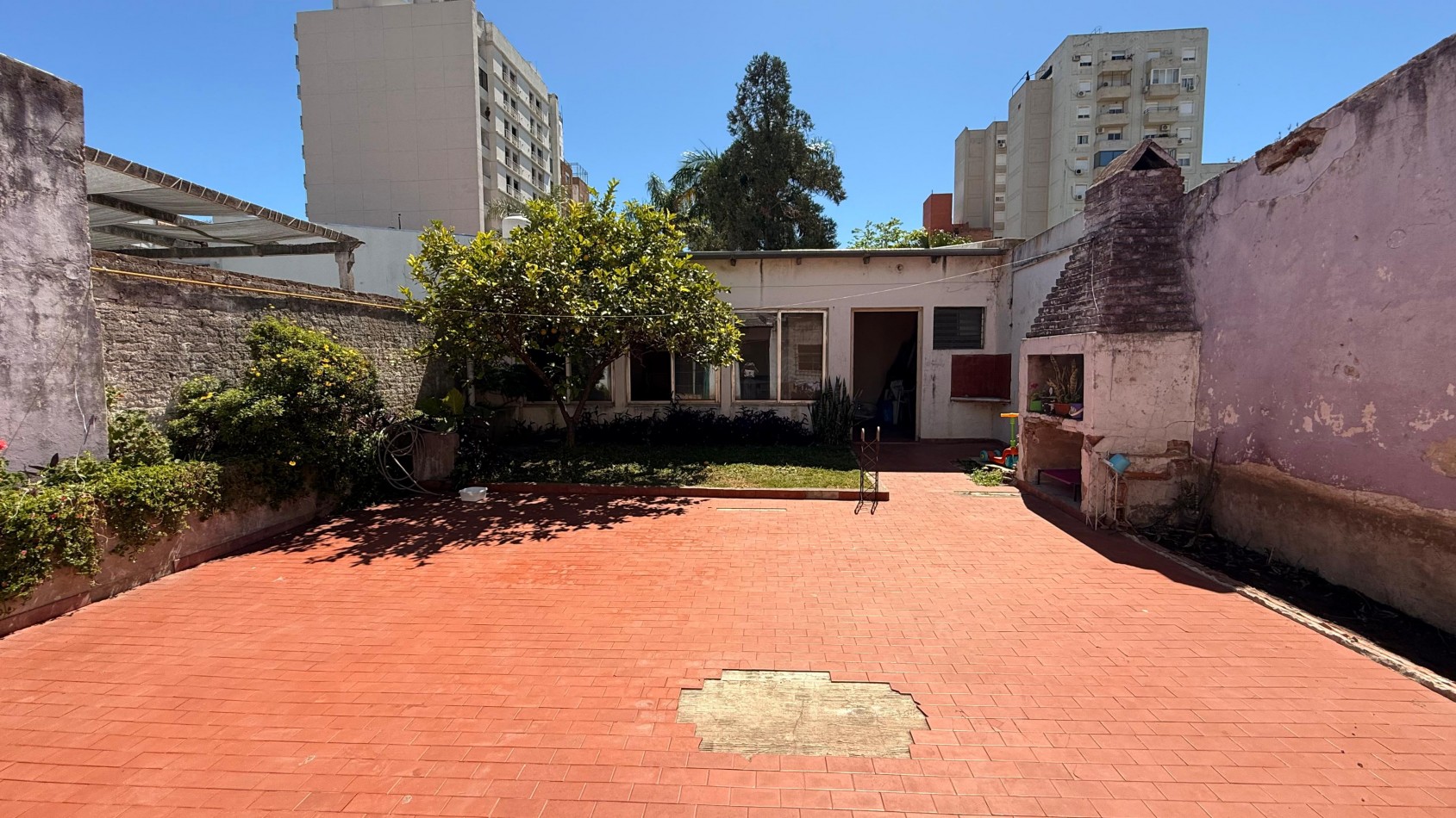 EN VENTA CASA A REFACCIONAR - EXCELENTE UBICACION CERCA DEL CENTRO CIVICO