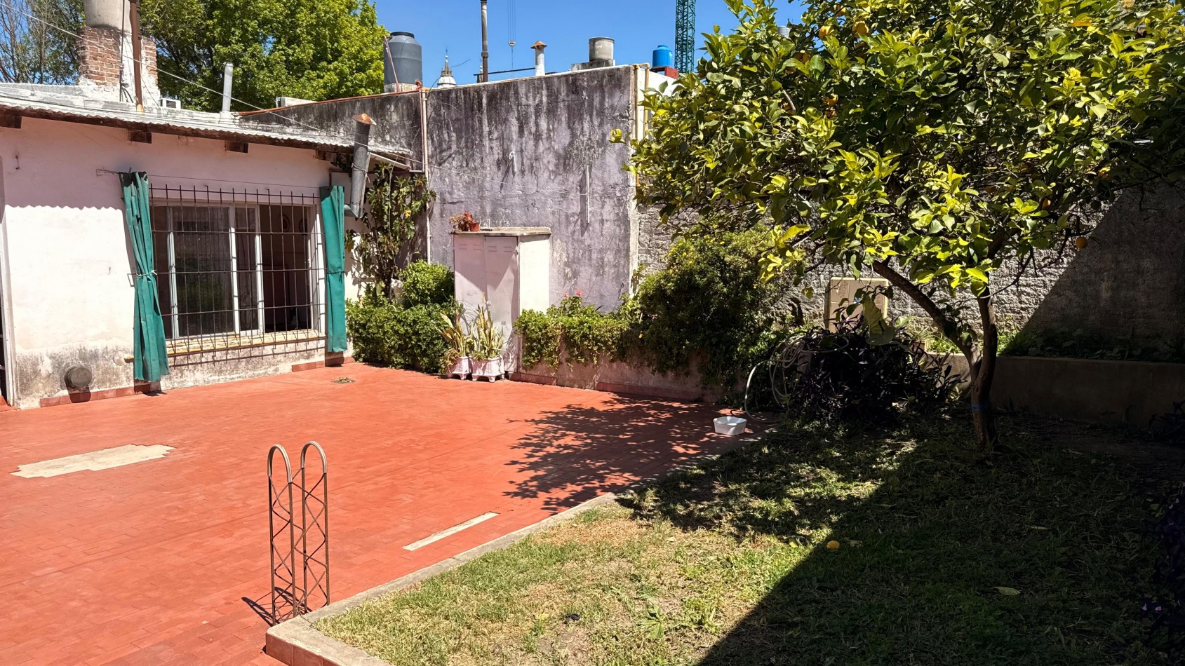 EN VENTA CASA A REFACCIONAR - EXCELENTE UBICACION CERCA DEL CENTRO CIVICO