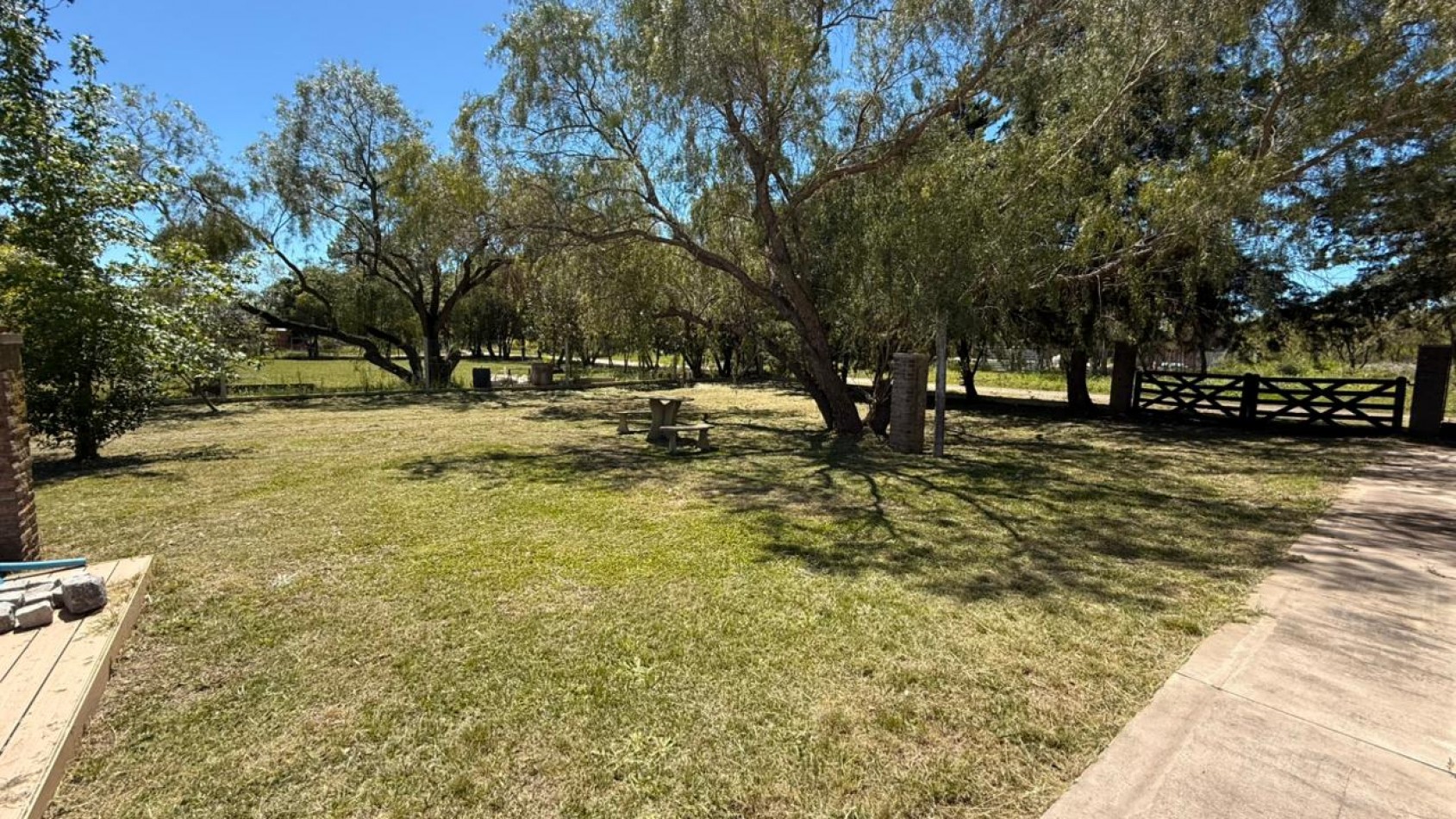 EN VENTA QUINTA A REFACCIONAR - SAUCE MONTRUL