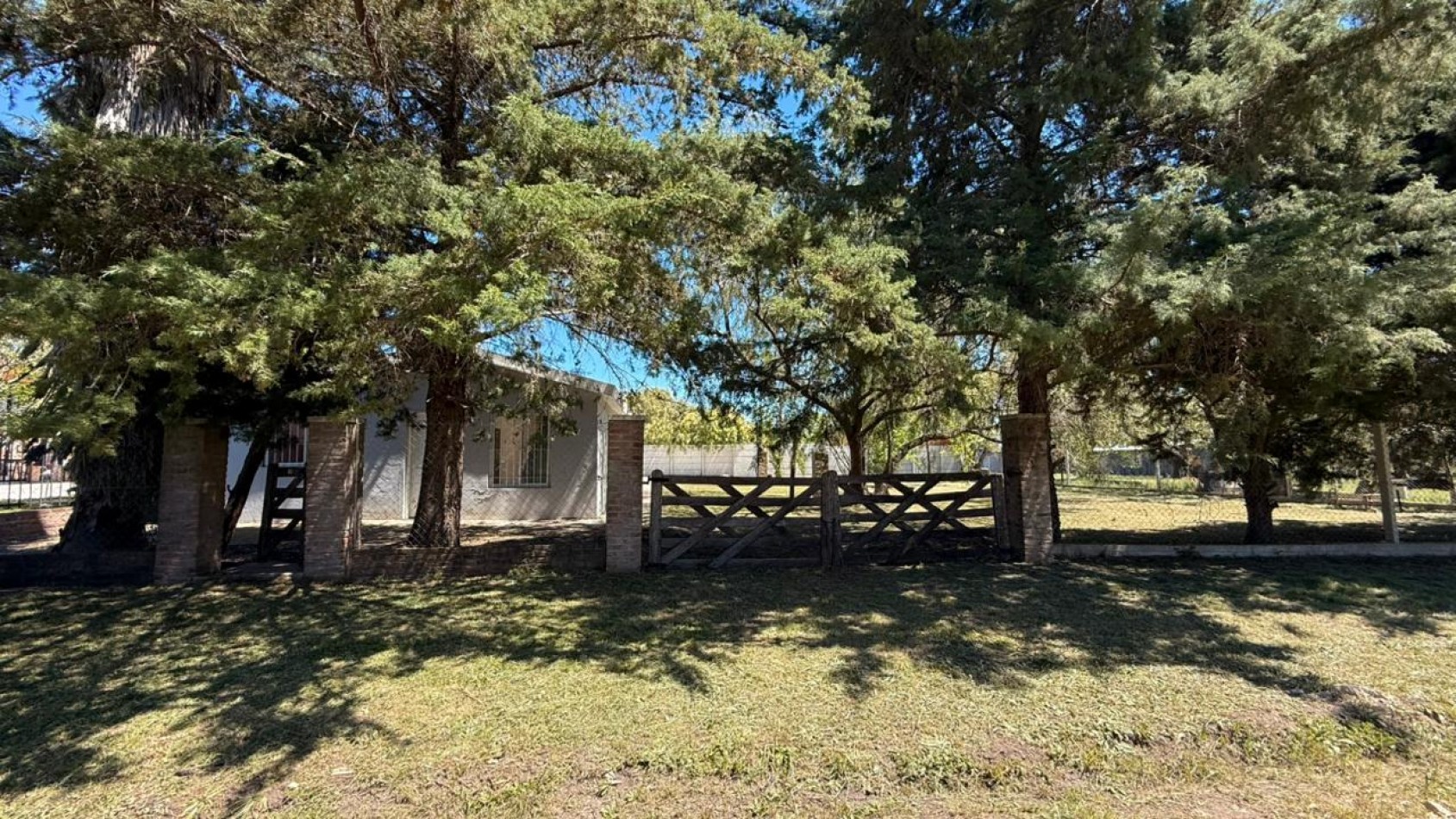 EN VENTA QUINTA A REFACCIONAR - SAUCE MONTRUL