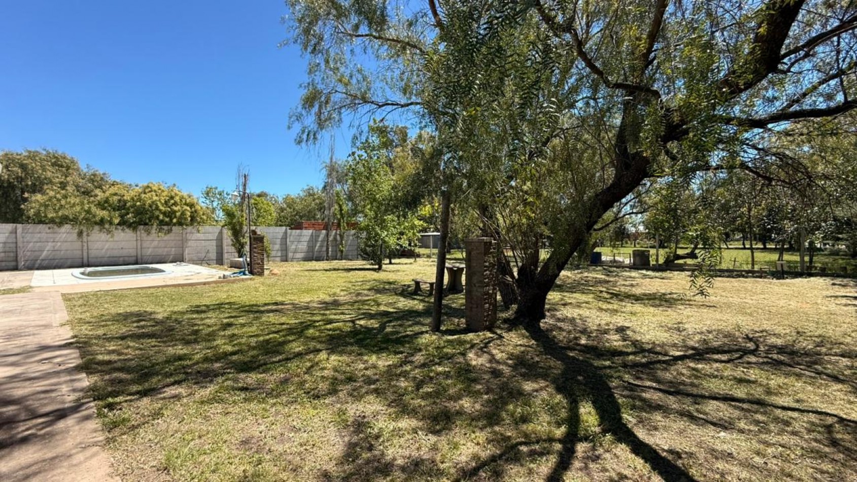 EN VENTA QUINTA A REFACCIONAR - SAUCE MONTRUL