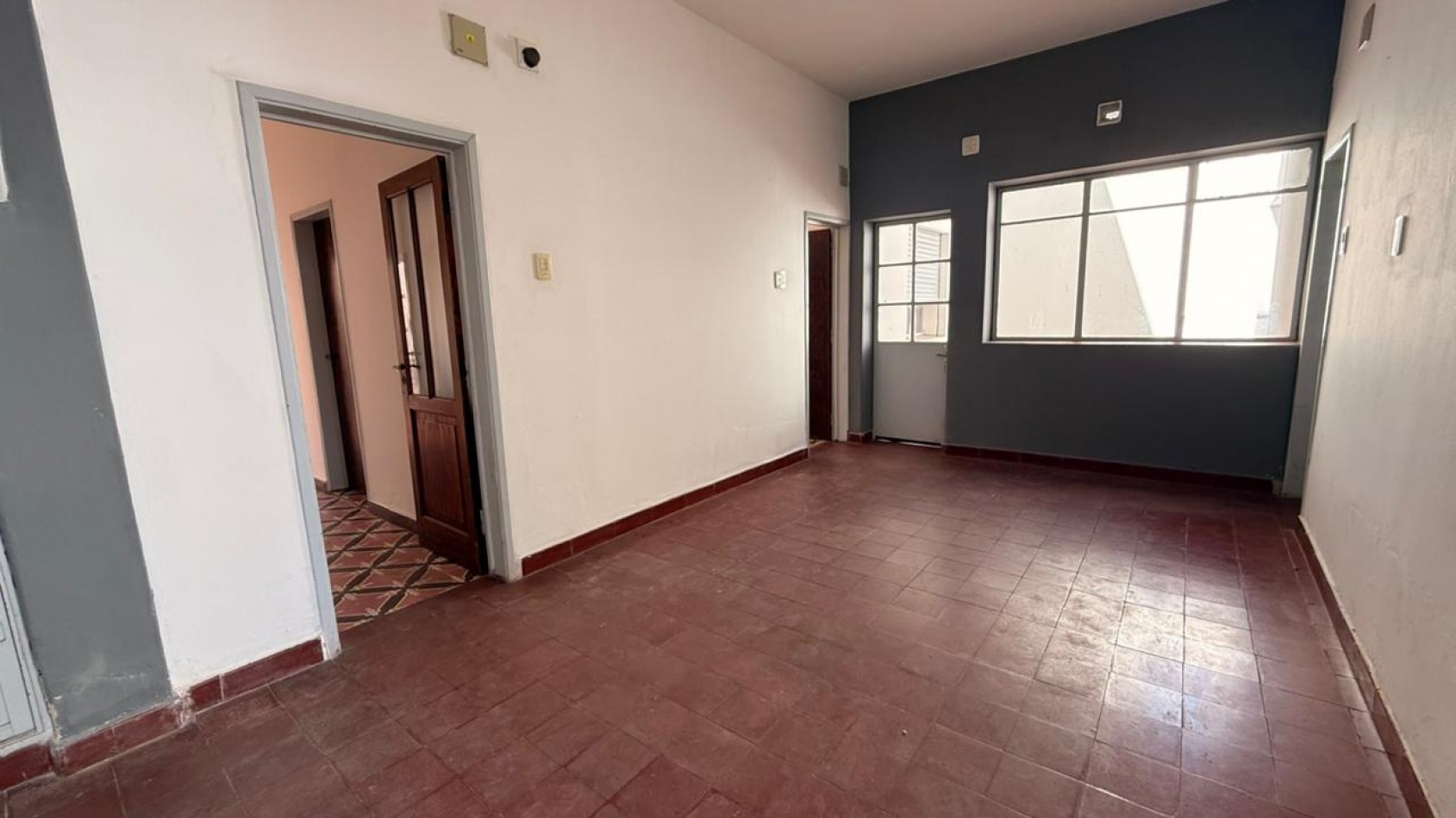 VENTA AMPLIA CASA EN PLANTA BAJA - ZONA CENTRO