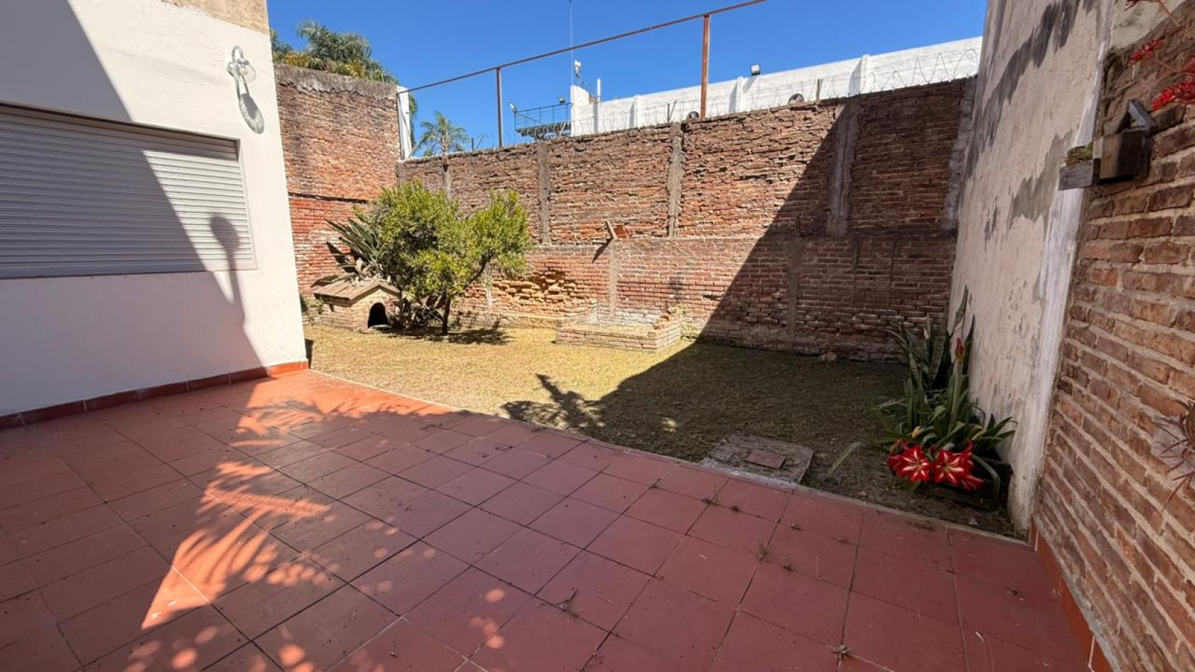 VENTA AMPLIA CASA EN PLANTA BAJA - ZONA CENTRO
