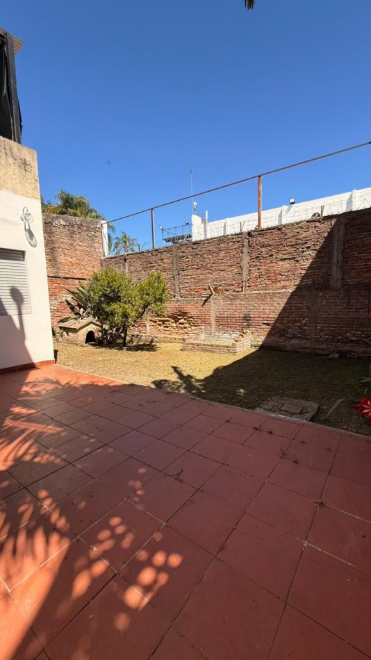 VENTA AMPLIA CASA EN PLANTA BAJA - ZONA CENTRO