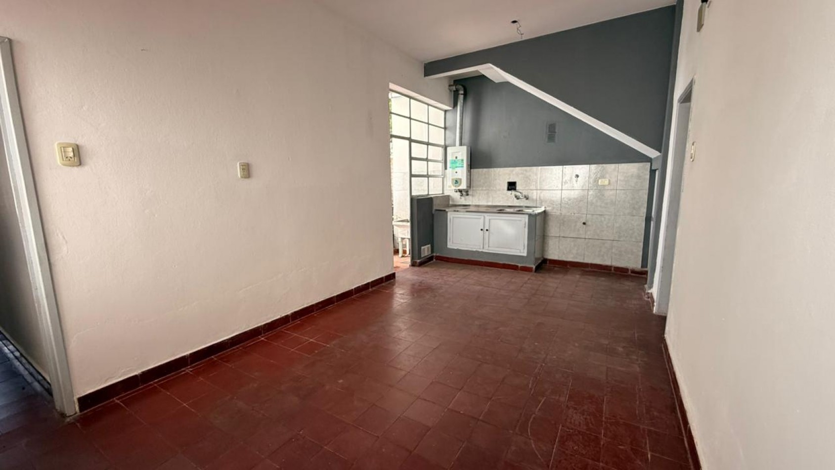 VENTA AMPLIA CASA EN PLANTA BAJA - ZONA CENTRO