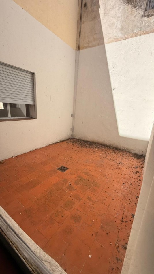 VENTA AMPLIA CASA EN PLANTA BAJA - ZONA CENTRO