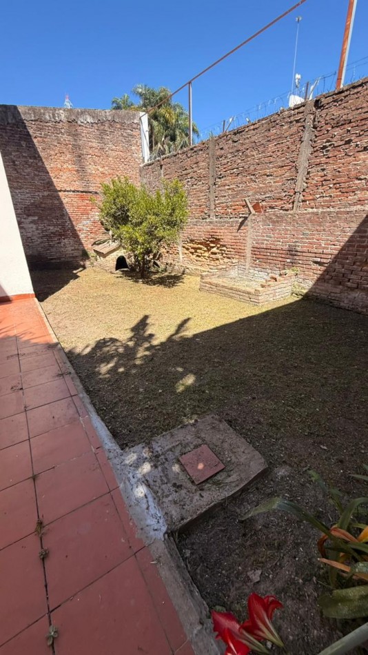 VENTA AMPLIA CASA EN PLANTA BAJA - ZONA CENTRO