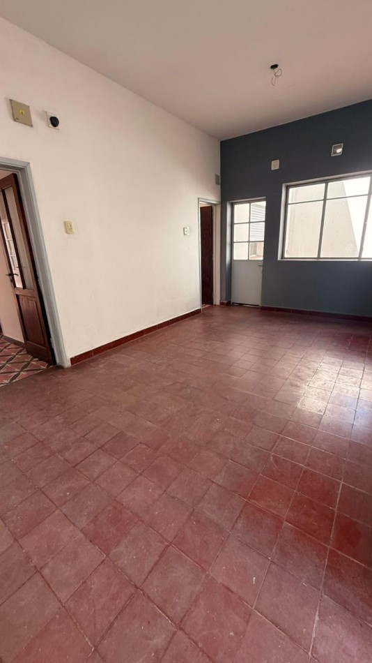 VENTA AMPLIA CASA EN PLANTA BAJA - ZONA CENTRO