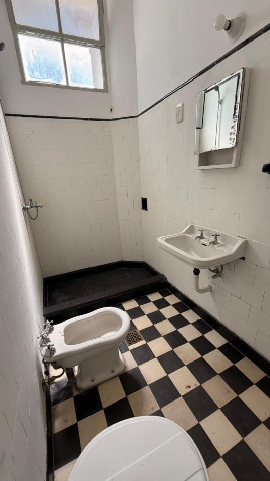 VENTA AMPLIA CASA EN PLANTA BAJA - ZONA CENTRO