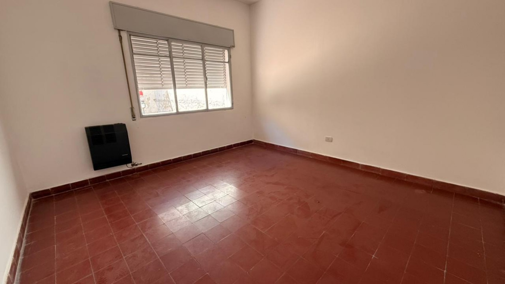 VENTA AMPLIA CASA EN PLANTA BAJA - ZONA CENTRO