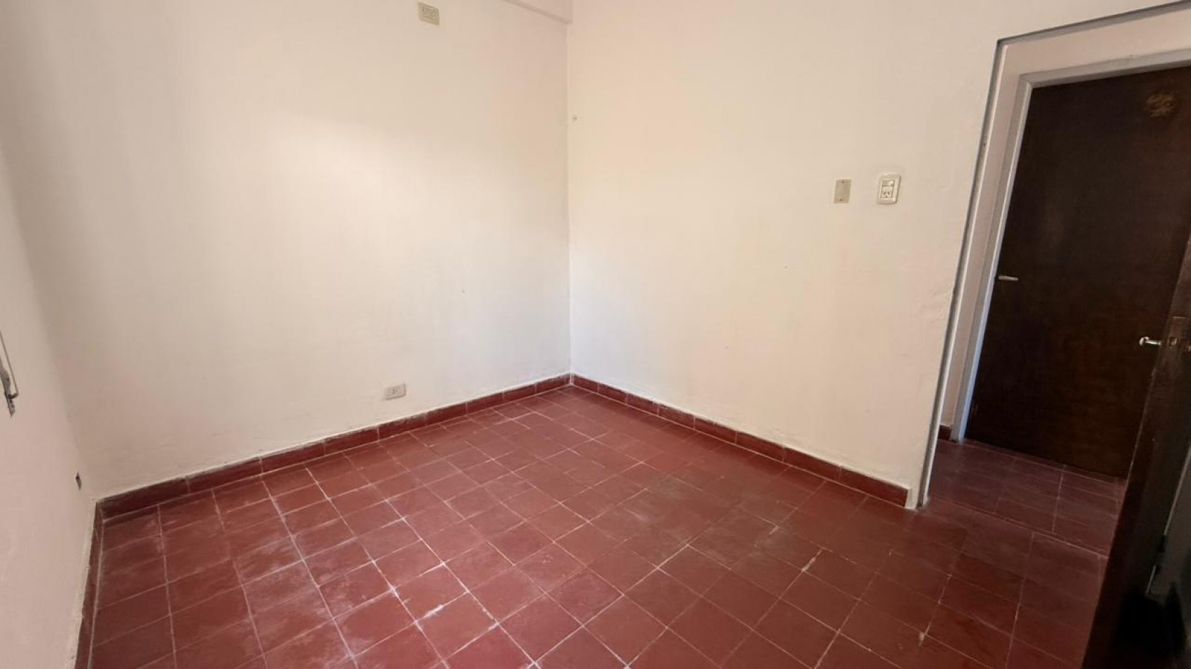 VENTA AMPLIA CASA EN PLANTA BAJA - ZONA CENTRO