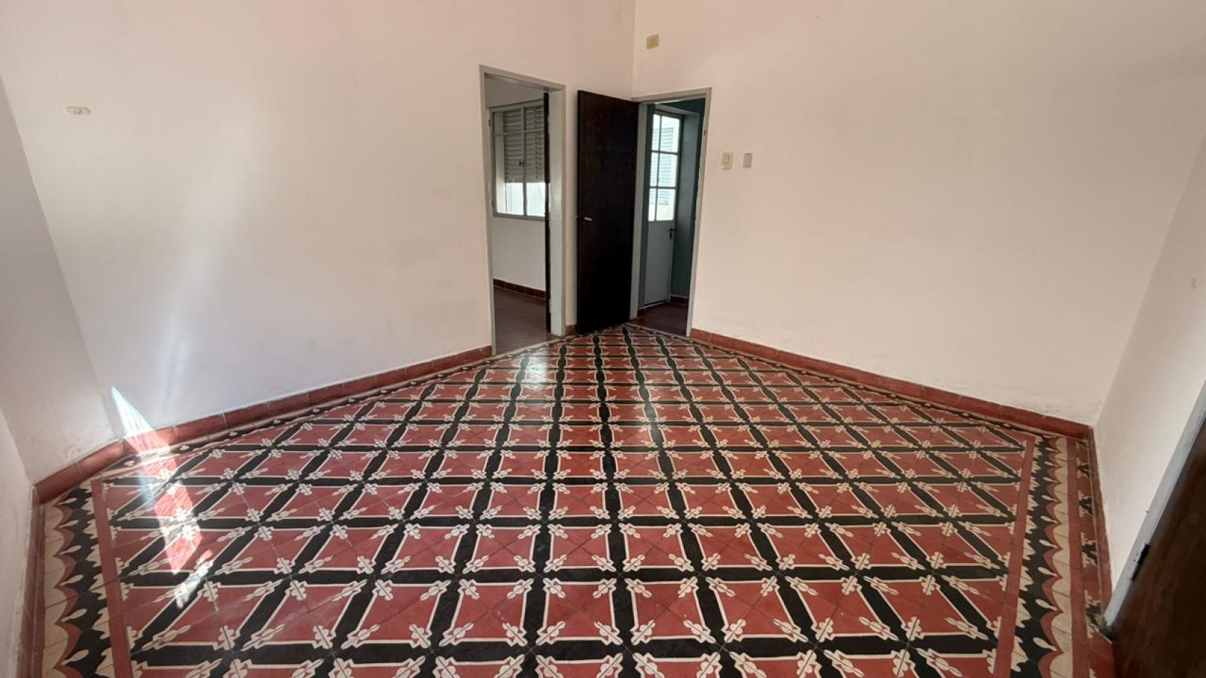 VENTA AMPLIA CASA EN PLANTA BAJA - ZONA CENTRO