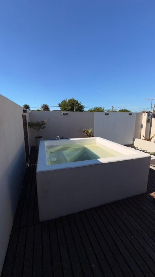 EN VENTA HERMOSA CASA DE DOS PLANTAS - ZONA AV. ALMAFUERTE Y CAPUTTO