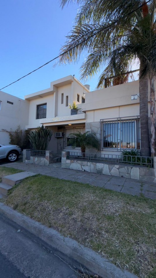 EN VENTA HERMOSA CASA DE DOS PLANTAS - ZONA AV. ALMAFUERTE Y CAPUTTO