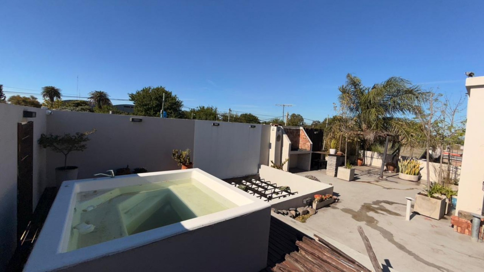 EN VENTA HERMOSA CASA DE DOS PLANTAS - ZONA AV. ALMAFUERTE Y CAPUTTO