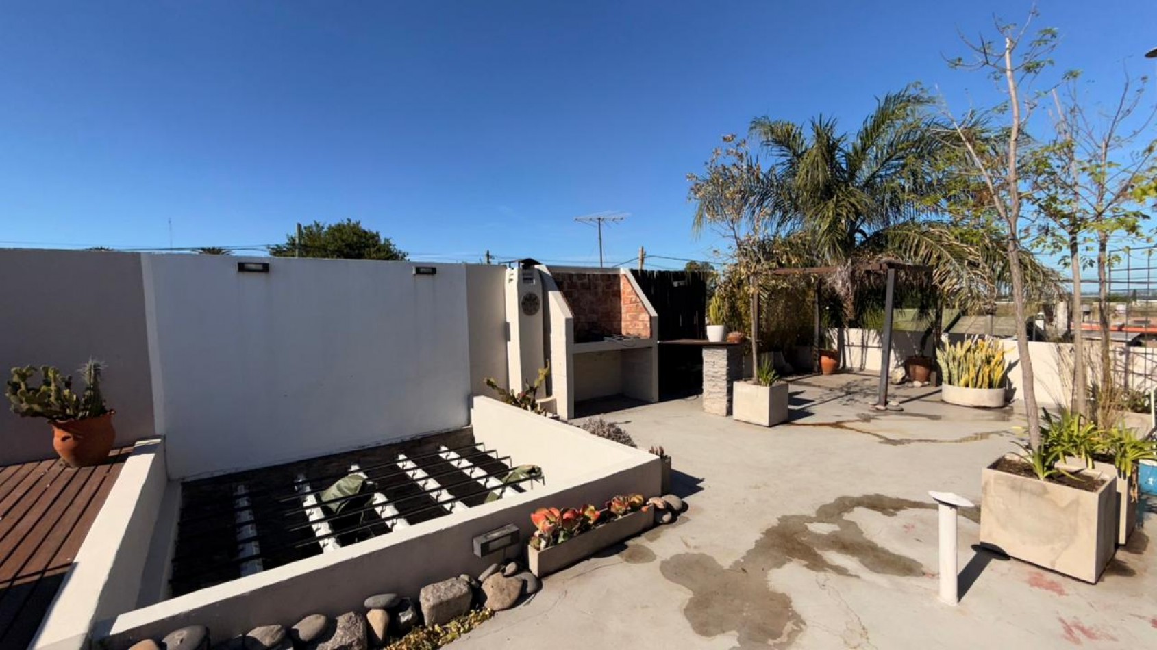 EN VENTA HERMOSA CASA DE DOS PLANTAS - ZONA AV. ALMAFUERTE Y CAPUTTO