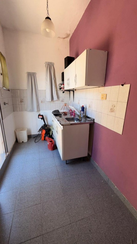 EN VENTA HERMOSA CASA DE DOS PLANTAS - ZONA AV. ALMAFUERTE Y CAPUTTO