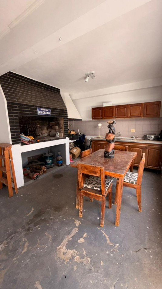 EN VENTA HERMOSA CASA DE DOS PLANTAS - ZONA AV. ALMAFUERTE Y CAPUTTO