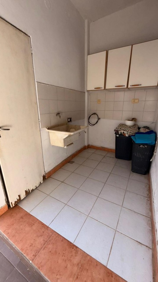 EN VENTA HERMOSA CASA DE DOS PLANTAS - ZONA AV. ALMAFUERTE Y CAPUTTO