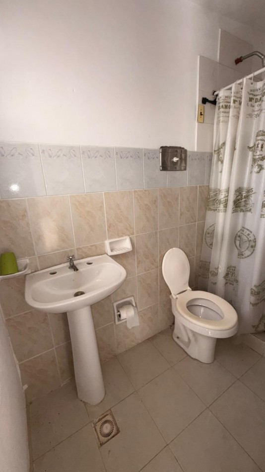 EN VENTA HERMOSA CASA DE DOS PLANTAS - ZONA AV. ALMAFUERTE Y CAPUTTO