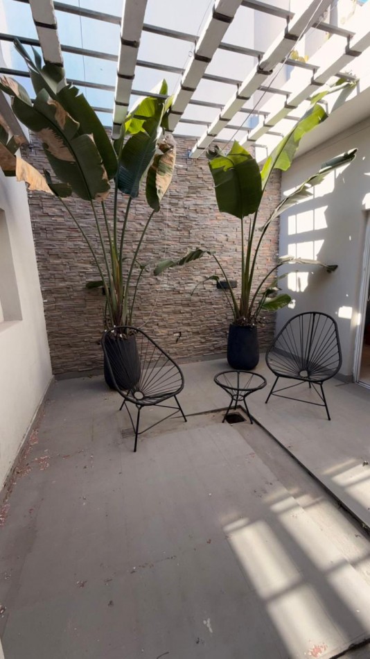 EN VENTA HERMOSA CASA DE DOS PLANTAS - ZONA AV. ALMAFUERTE Y CAPUTTO