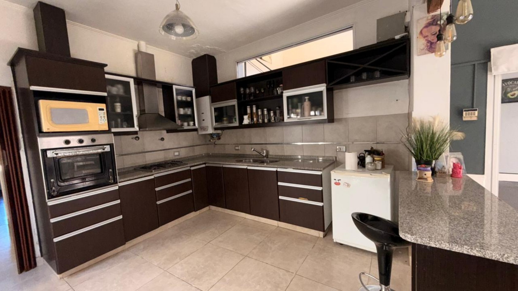 EN VENTA HERMOSA CASA DE DOS PLANTAS - ZONA AV. ALMAFUERTE Y CAPUTTO