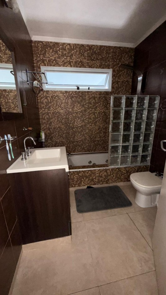 EN VENTA HERMOSA CASA DE DOS PLANTAS - ZONA AV. ALMAFUERTE Y CAPUTTO