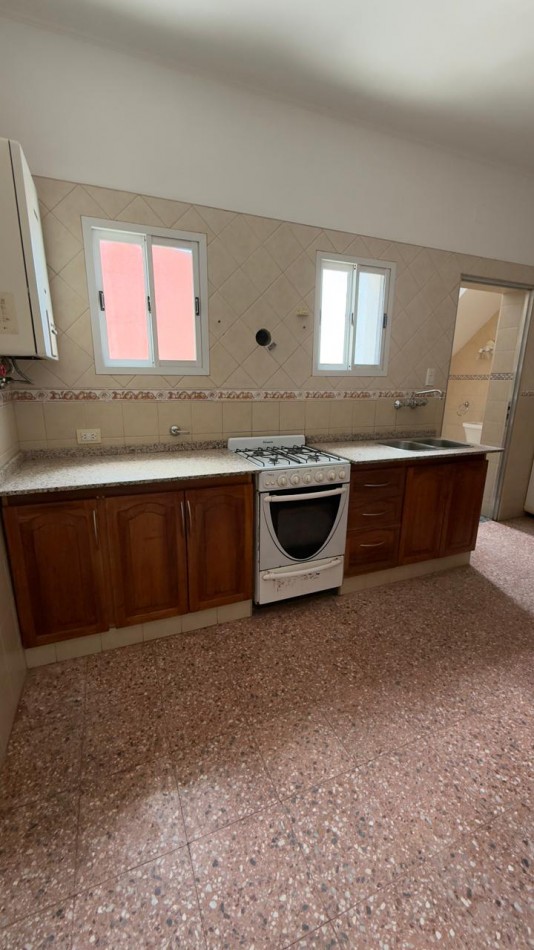 EN VENTA AMPLIO DEPARTAMENTO EN PLANTA ALTA - EXCELENTE UBICACION