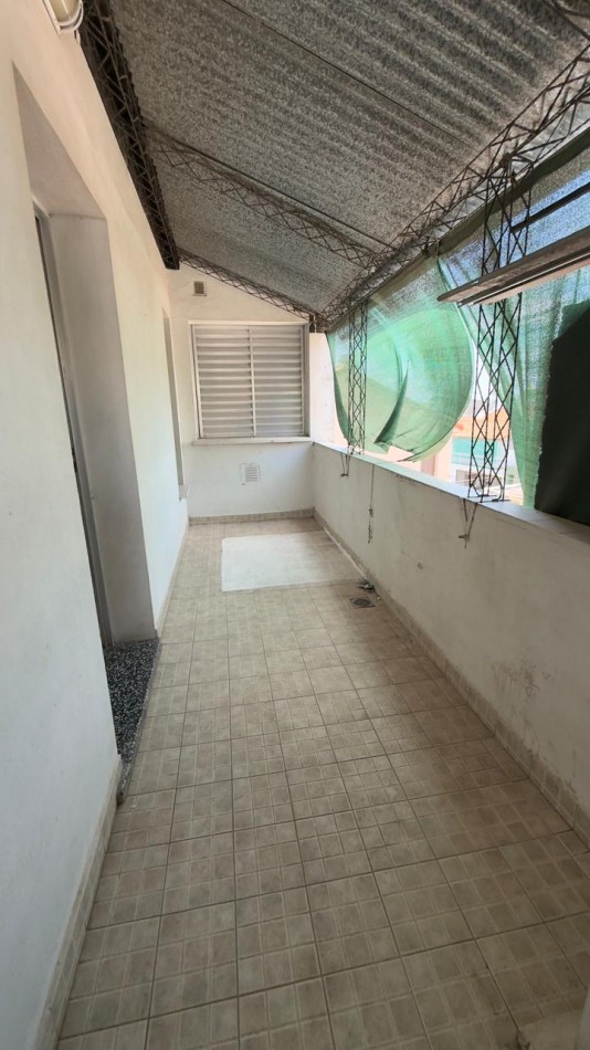 EN VENTA AMPLIO DEPARTAMENTO EN PLANTA ALTA - EXCELENTE UBICACION