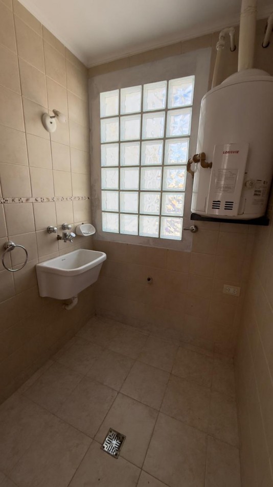 EN VENTA AMPLIO DEPARTAMENTO EN PLANTA ALTA - EXCELENTE UBICACION