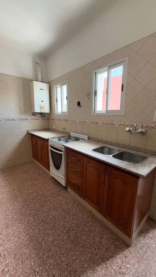 EN VENTA AMPLIO DEPARTAMENTO EN PLANTA ALTA - EXCELENTE UBICACION