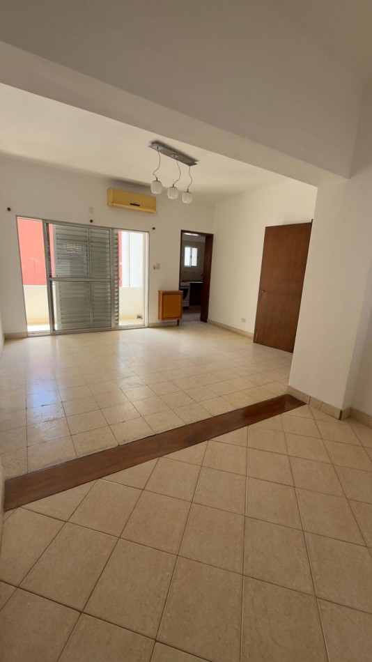 EN VENTA AMPLIO DEPARTAMENTO EN PLANTA ALTA - EXCELENTE UBICACION