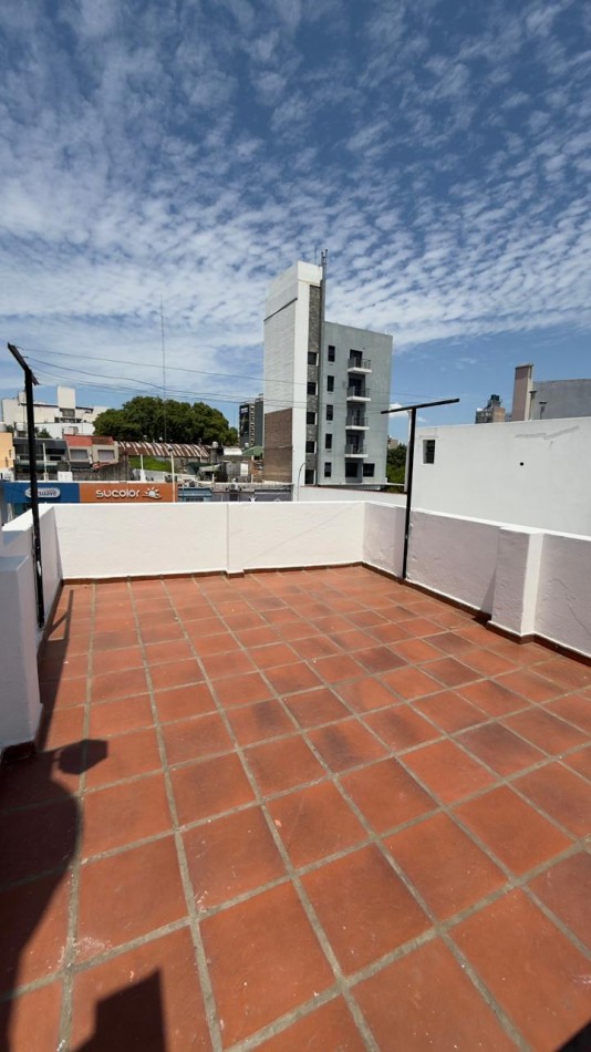 EN VENTA AMPLIO DEPARTAMENTO EN PLANTA ALTA - EXCELENTE UBICACION