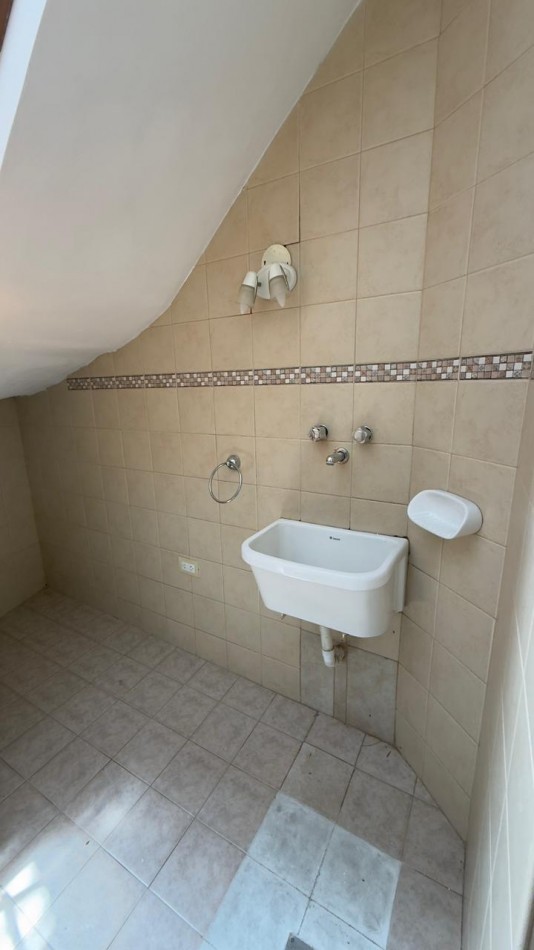 EN VENTA AMPLIO DEPARTAMENTO EN PLANTA ALTA - EXCELENTE UBICACION