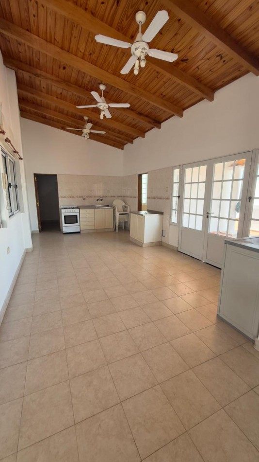 EN VENTA AMPLIO DEPARTAMENTO EN PLANTA ALTA - EXCELENTE UBICACION