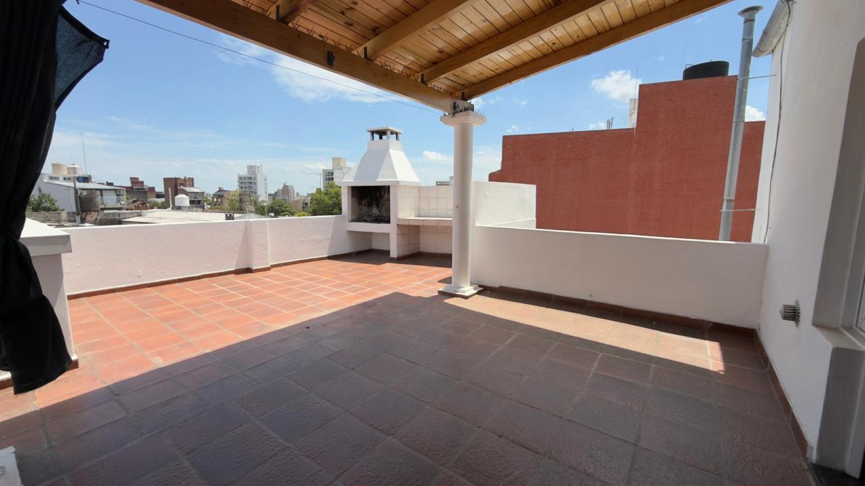 EN VENTA AMPLIO DEPARTAMENTO EN PLANTA ALTA - EXCELENTE UBICACION