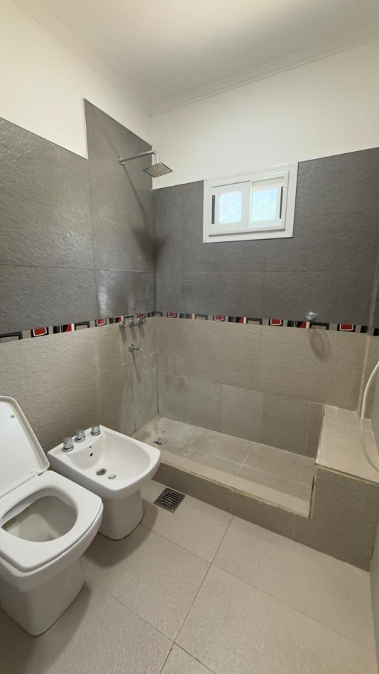 EN VENTA MODERNA CASA QUINTA - SAUCE MONTRUL