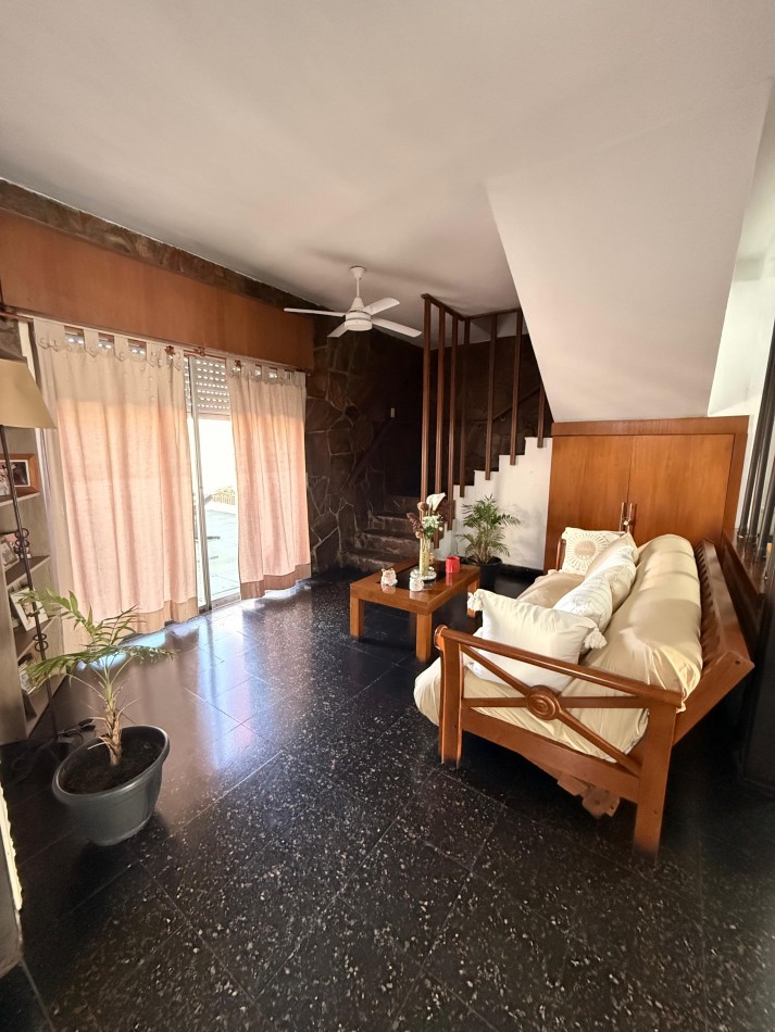 EN VENTA AMPLIA CASA ZONA CENTRO - LISTA PARA INGRESAR A VIVIR