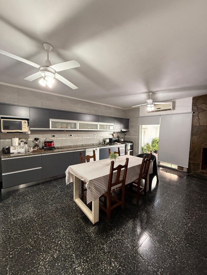 EN VENTA AMPLIA CASA ZONA CENTRO - LISTA PARA INGRESAR A VIVIR