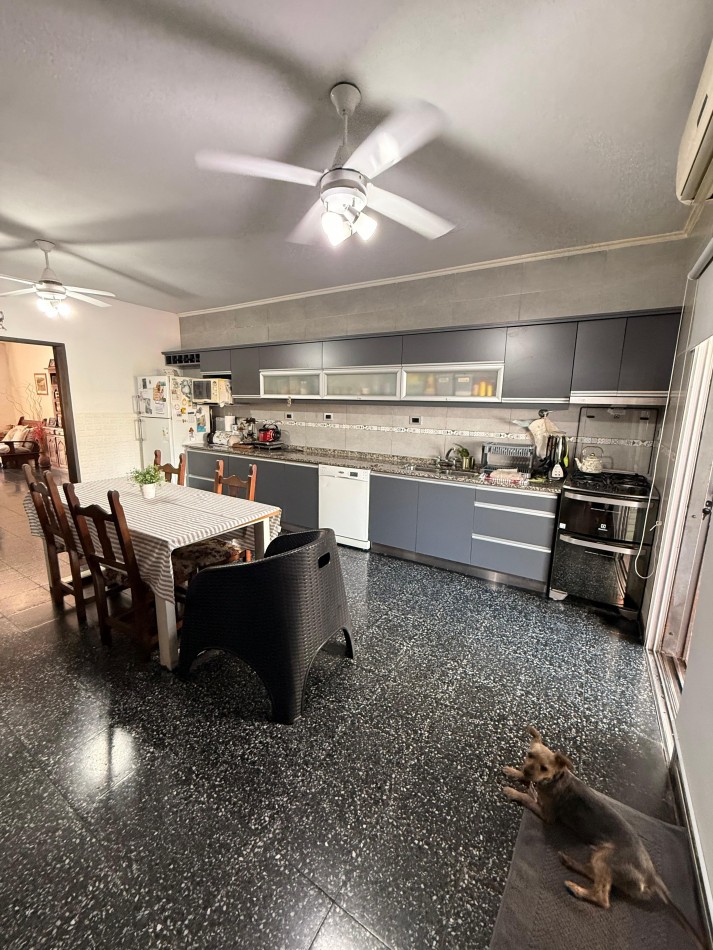 EN VENTA AMPLIA CASA ZONA CENTRO - LISTA PARA INGRESAR A VIVIR