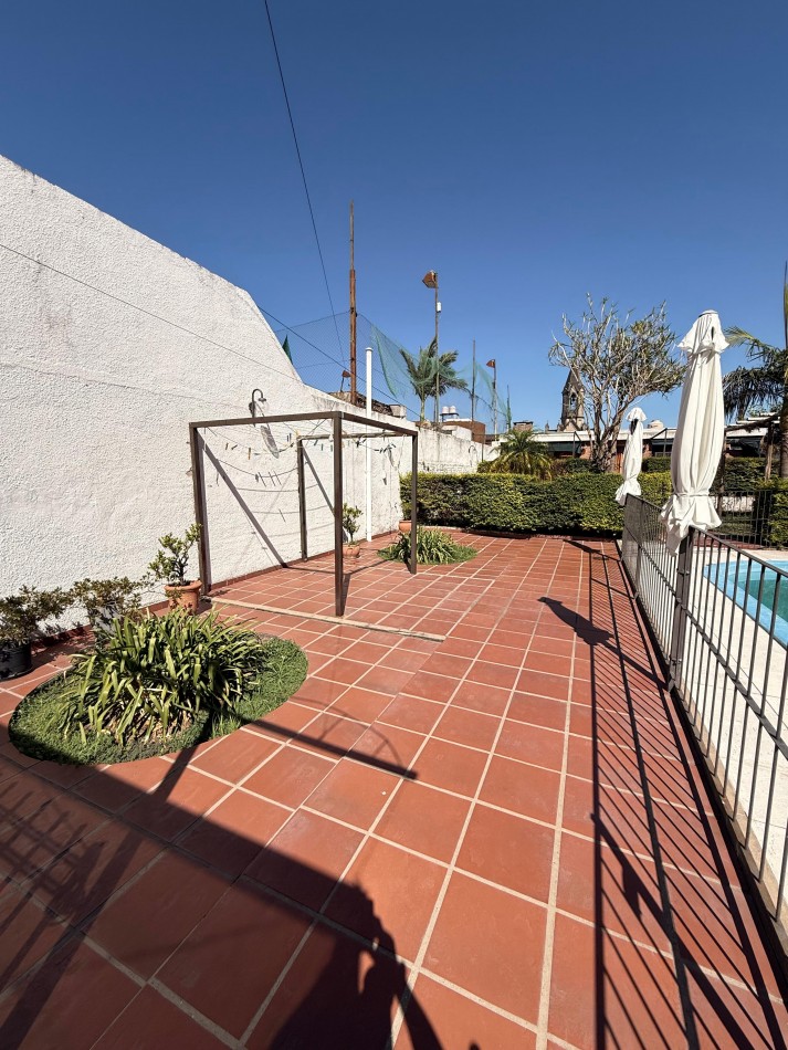 EN VENTA AMPLIA CASA ZONA CENTRO - LISTA PARA INGRESAR A VIVIR