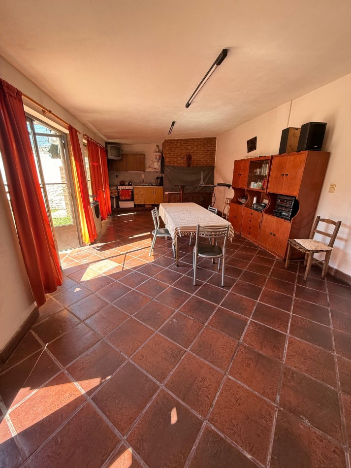 EN VENTA AMPLIA CASA ZONA CENTRO - LISTA PARA INGRESAR A VIVIR