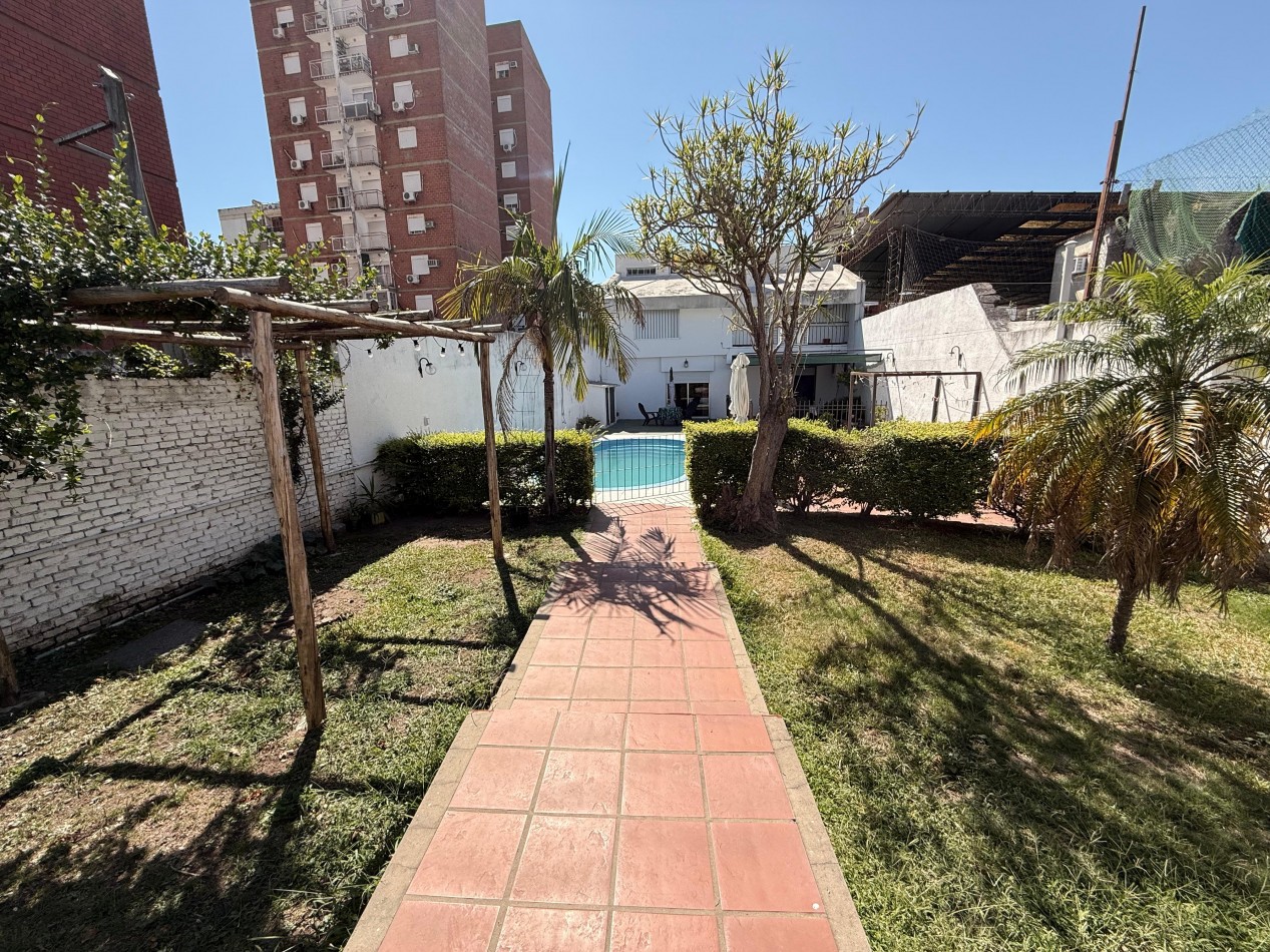 EN VENTA AMPLIA CASA ZONA CENTRO - LISTA PARA INGRESAR A VIVIR