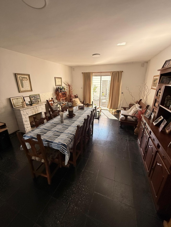 EN VENTA AMPLIA CASA ZONA CENTRO - LISTA PARA INGRESAR A VIVIR