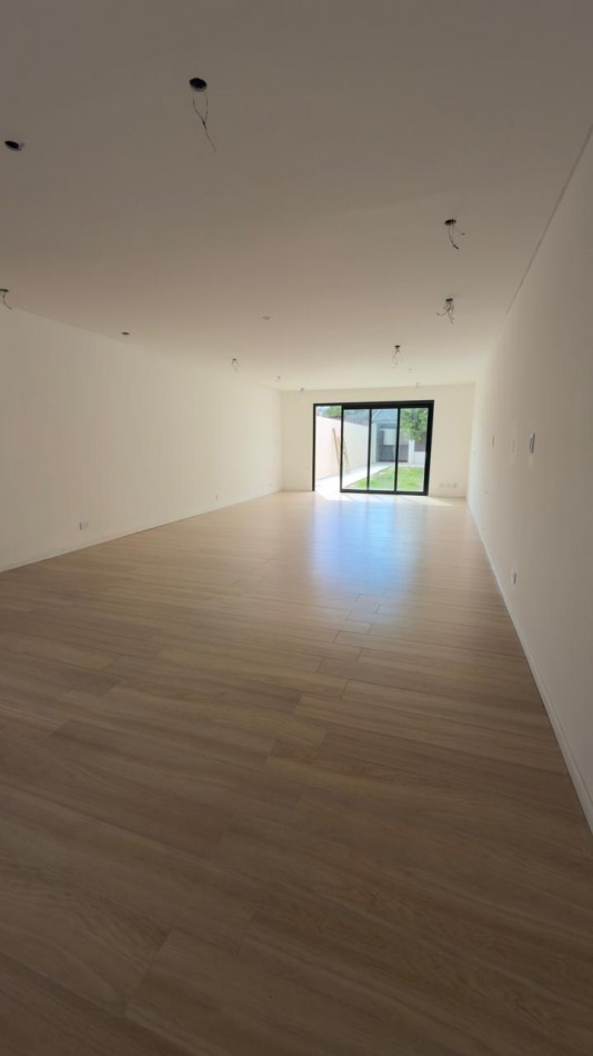 VENTA HERMOSA CASA 3 DORM ZONA PARQUE !!!