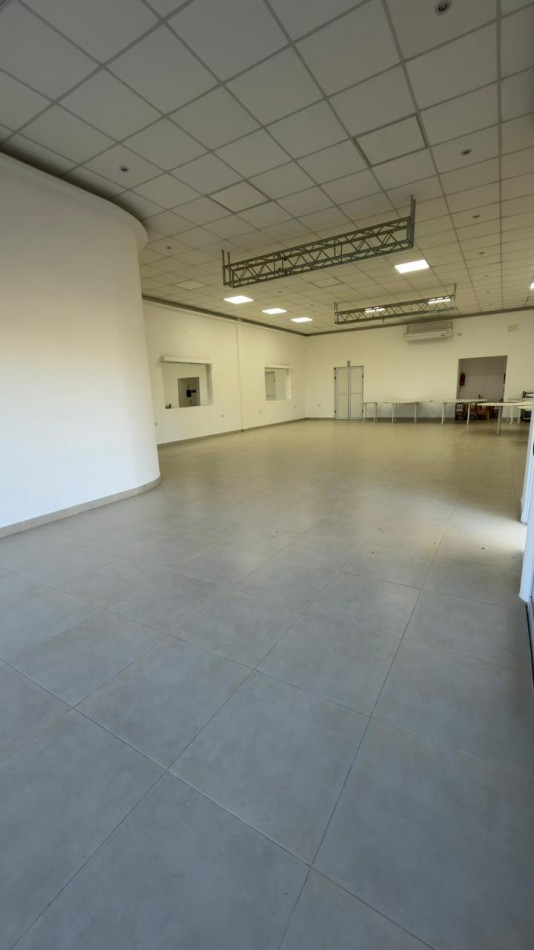 VENTA HERMOSO SALON DE EVENTOS - ZONA TRIANGULAR !!!