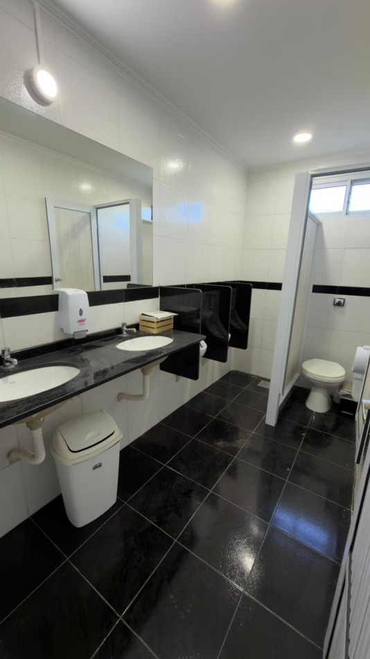 VENTA HERMOSO SALON DE EVENTOS - ZONA TRIANGULAR !!!